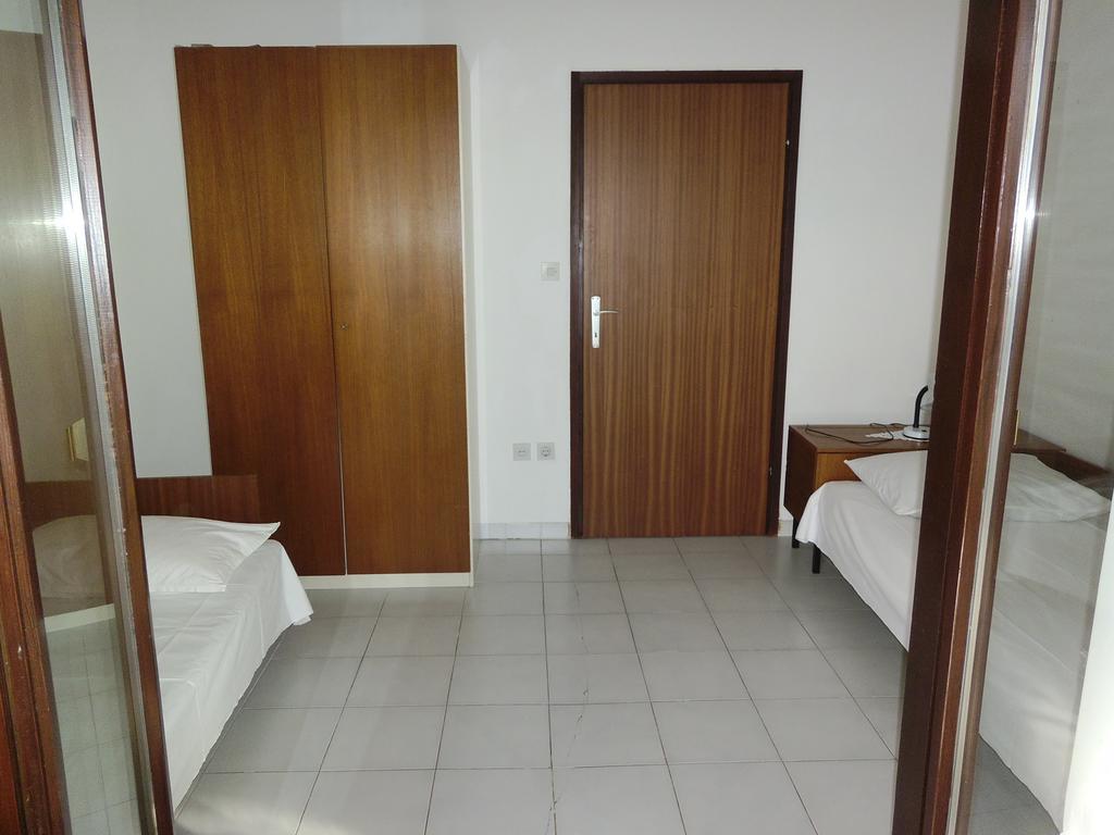 Apartments Kresimir Beauty With Shadow Trees And Parking Place Đảo Pag Phòng bức ảnh