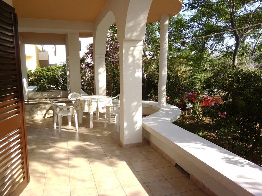 Apartments Kresimir Beauty With Shadow Trees And Parking Place Đảo Pag Phòng bức ảnh