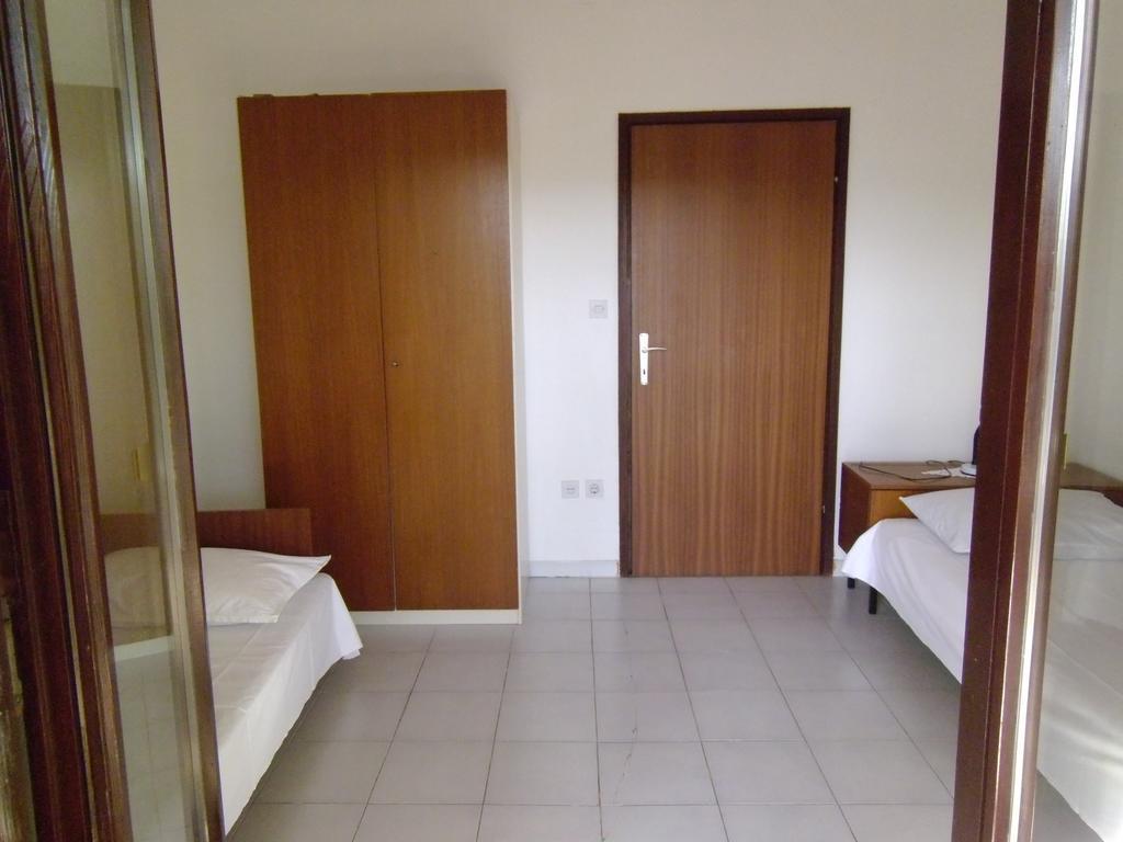 Apartments Kresimir Beauty With Shadow Trees And Parking Place Đảo Pag Phòng bức ảnh