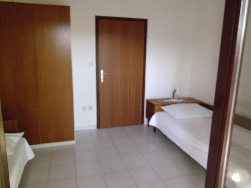 Apartments Kresimir Beauty With Shadow Trees And Parking Place Đảo Pag Phòng bức ảnh