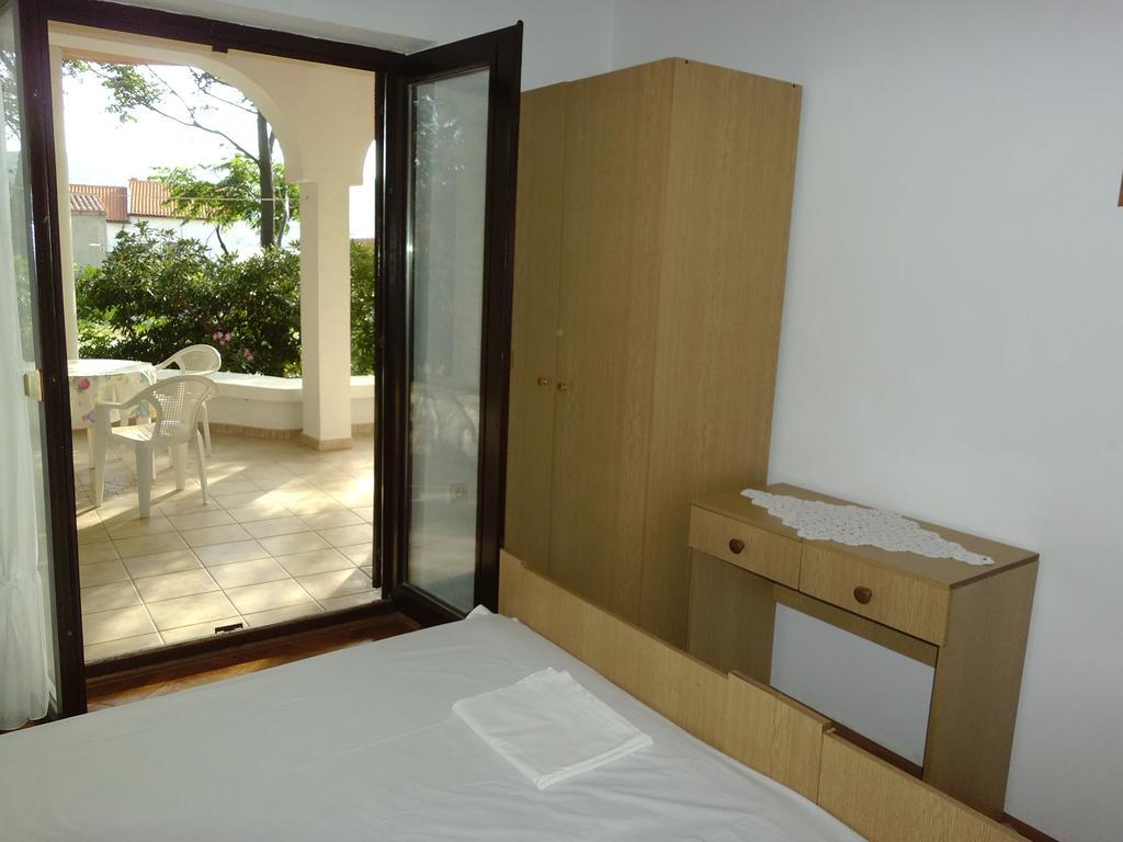 Apartments Kresimir Beauty With Shadow Trees And Parking Place Đảo Pag Phòng bức ảnh