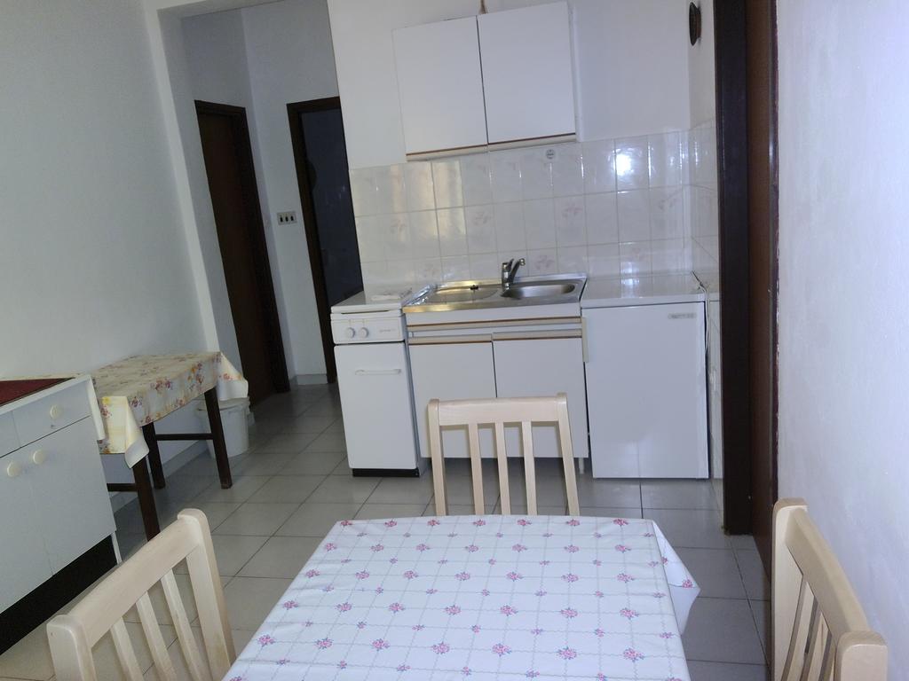Apartments Kresimir Beauty With Shadow Trees And Parking Place Đảo Pag Phòng bức ảnh