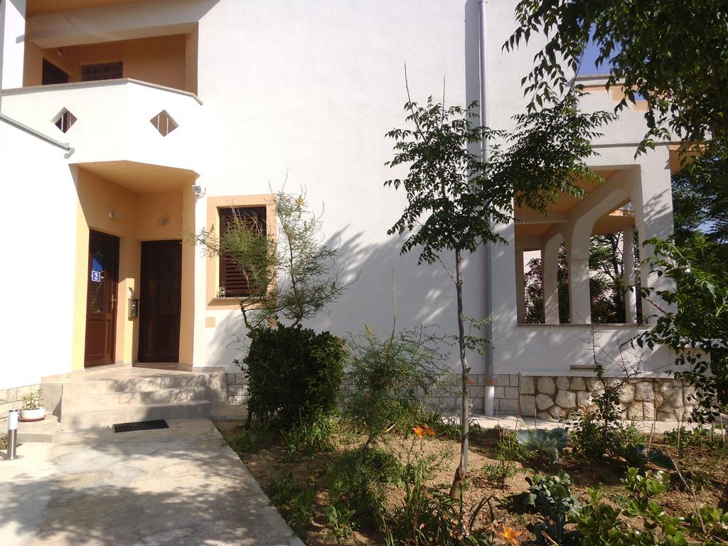 Apartments Kresimir Beauty With Shadow Trees And Parking Place Đảo Pag Phòng bức ảnh