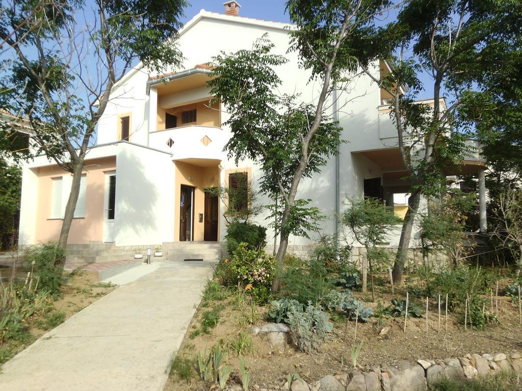 Apartments Kresimir Beauty With Shadow Trees And Parking Place Đảo Pag Phòng bức ảnh