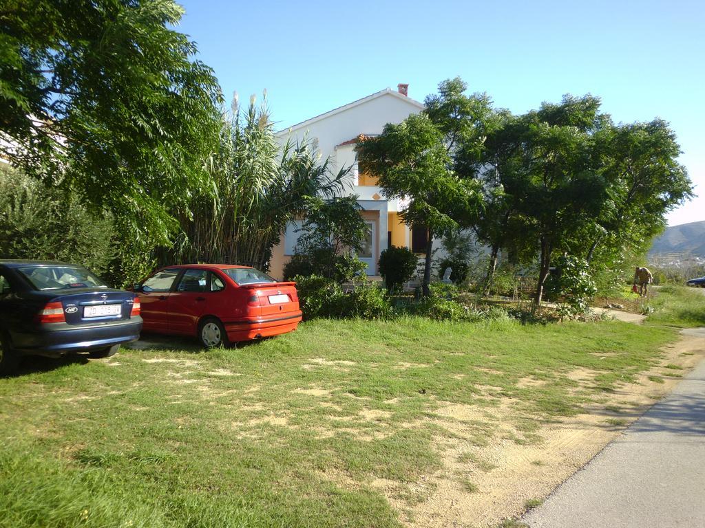 Apartments Kresimir Beauty With Shadow Trees And Parking Place Đảo Pag Ngoại thất bức ảnh