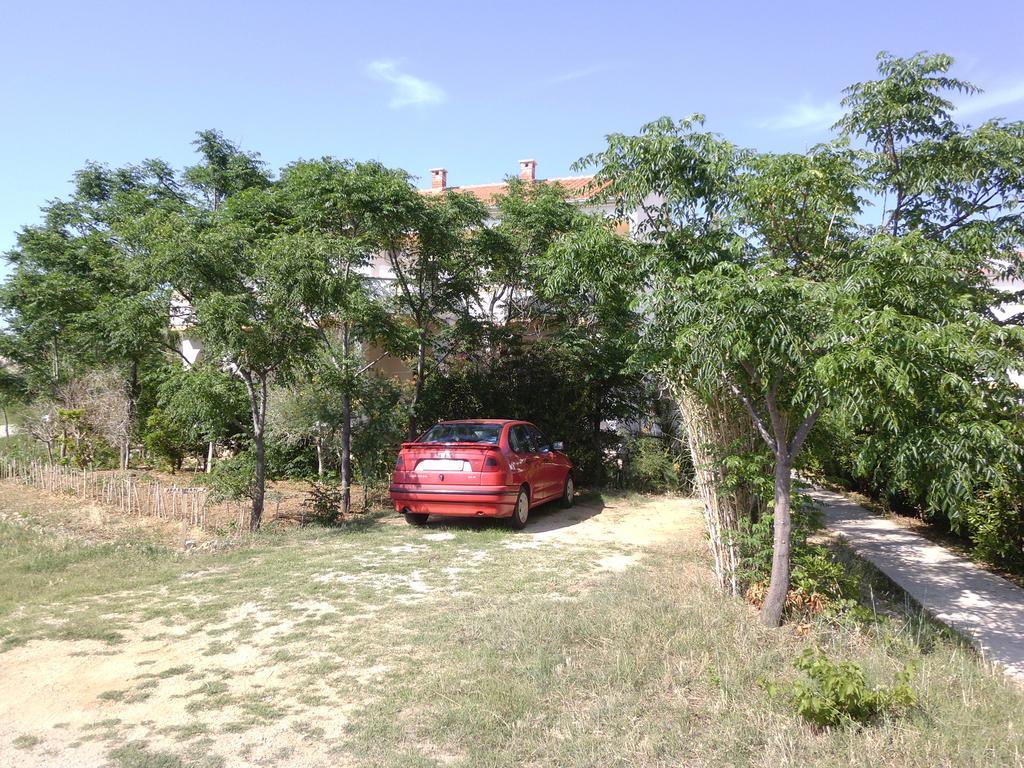 Apartments Kresimir Beauty With Shadow Trees And Parking Place Đảo Pag Ngoại thất bức ảnh
