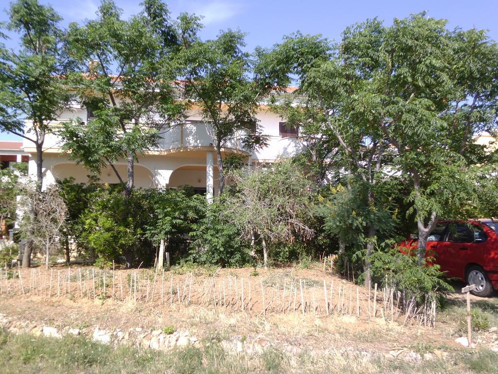 Apartments Kresimir Beauty With Shadow Trees And Parking Place Đảo Pag Ngoại thất bức ảnh