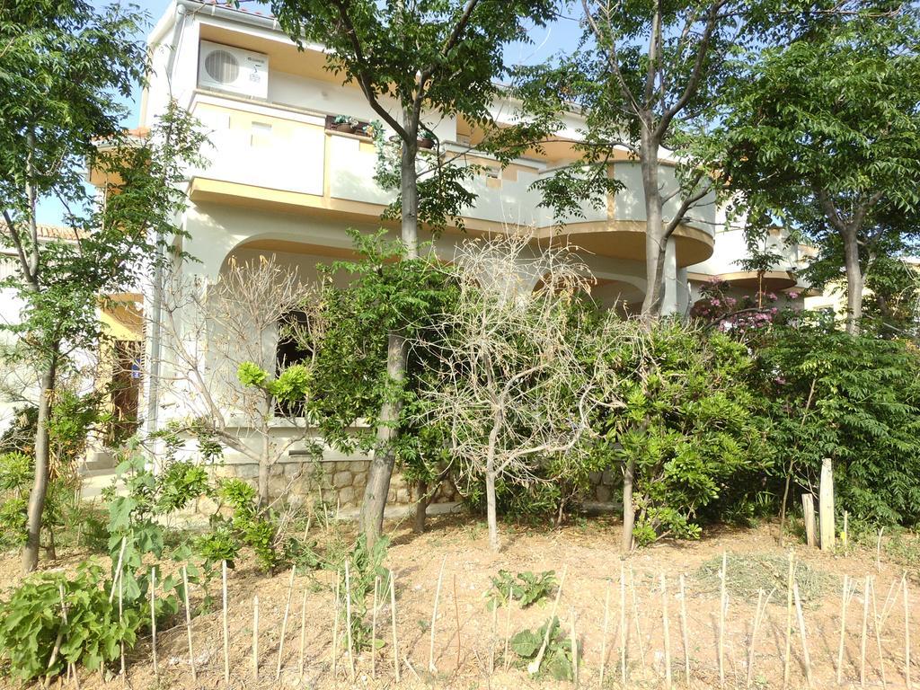 Apartments Kresimir Beauty With Shadow Trees And Parking Place Đảo Pag Ngoại thất bức ảnh