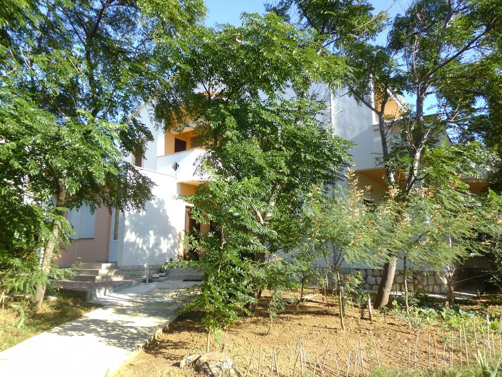 Apartments Kresimir Beauty With Shadow Trees And Parking Place Đảo Pag Ngoại thất bức ảnh