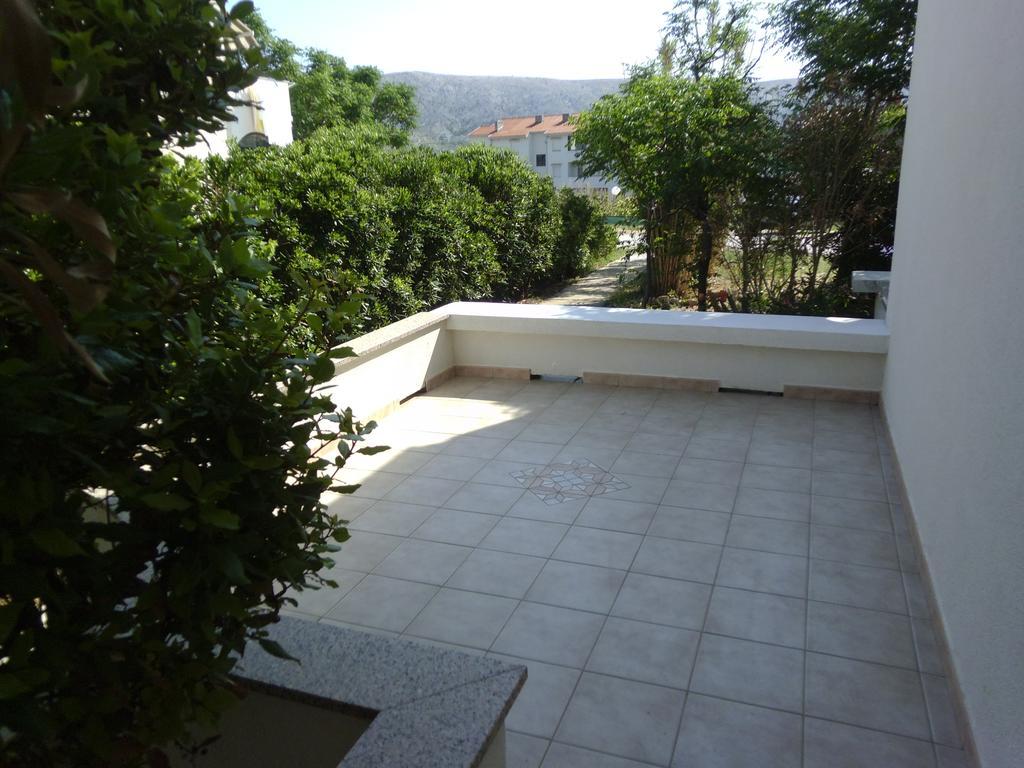 Apartments Kresimir Beauty With Shadow Trees And Parking Place Đảo Pag Phòng bức ảnh