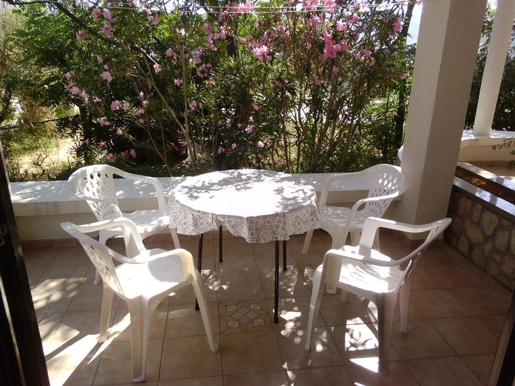 Apartments Kresimir Beauty With Shadow Trees And Parking Place Đảo Pag Phòng bức ảnh