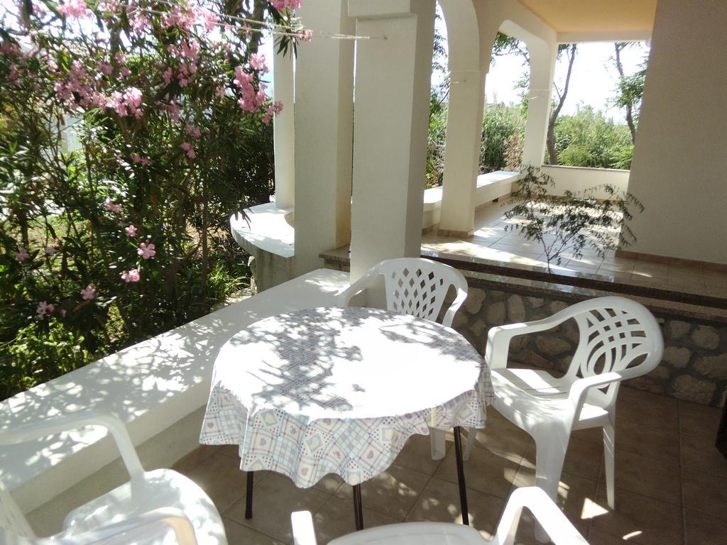 Apartments Kresimir Beauty With Shadow Trees And Parking Place Đảo Pag Phòng bức ảnh
