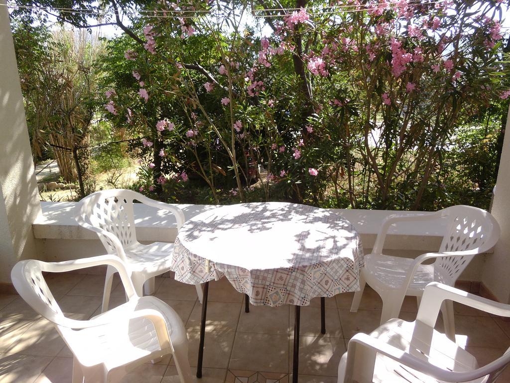Apartments Kresimir Beauty With Shadow Trees And Parking Place Đảo Pag Phòng bức ảnh