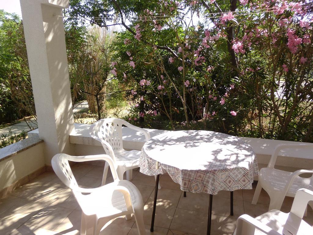 Apartments Kresimir Beauty With Shadow Trees And Parking Place Đảo Pag Phòng bức ảnh