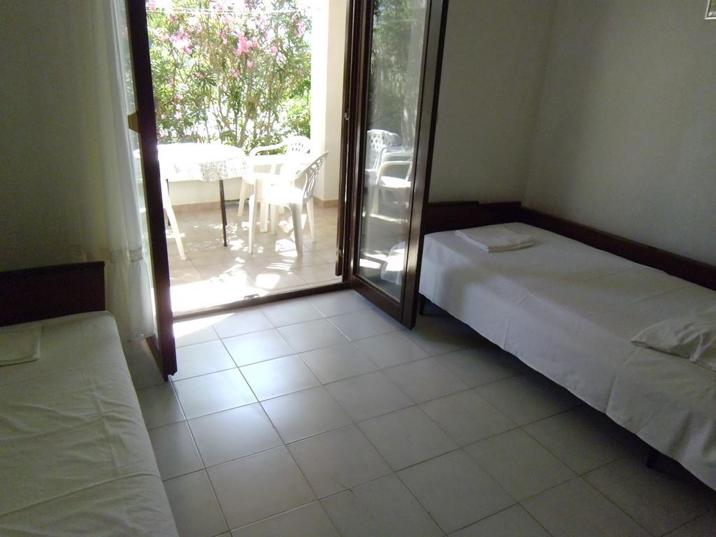 Apartments Kresimir Beauty With Shadow Trees And Parking Place Đảo Pag Phòng bức ảnh