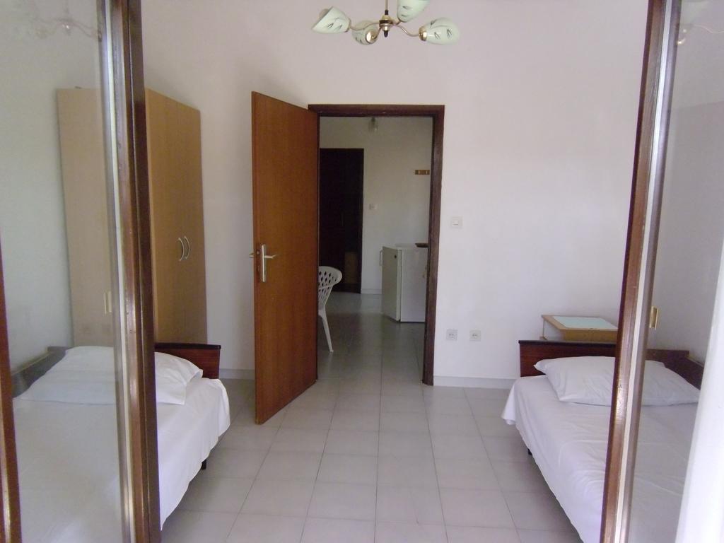 Apartments Kresimir Beauty With Shadow Trees And Parking Place Đảo Pag Phòng bức ảnh