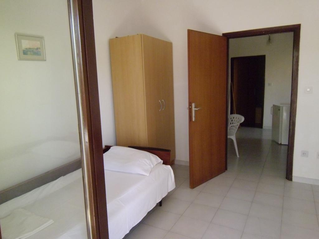 Apartments Kresimir Beauty With Shadow Trees And Parking Place Đảo Pag Phòng bức ảnh