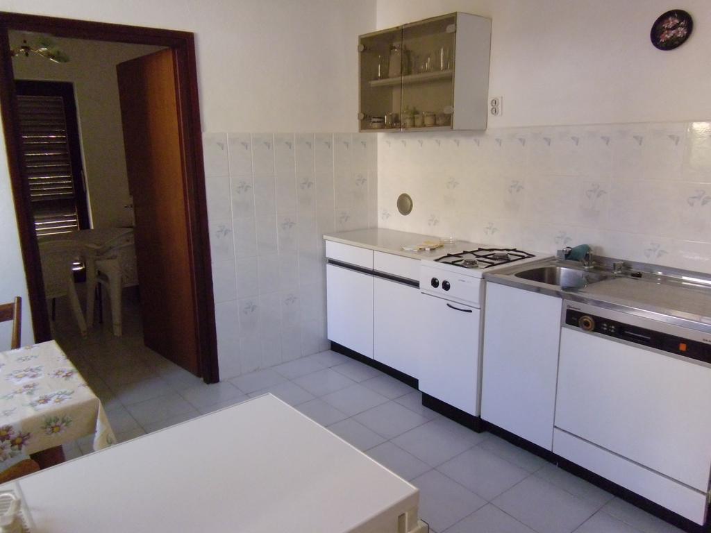 Apartments Kresimir Beauty With Shadow Trees And Parking Place Đảo Pag Phòng bức ảnh